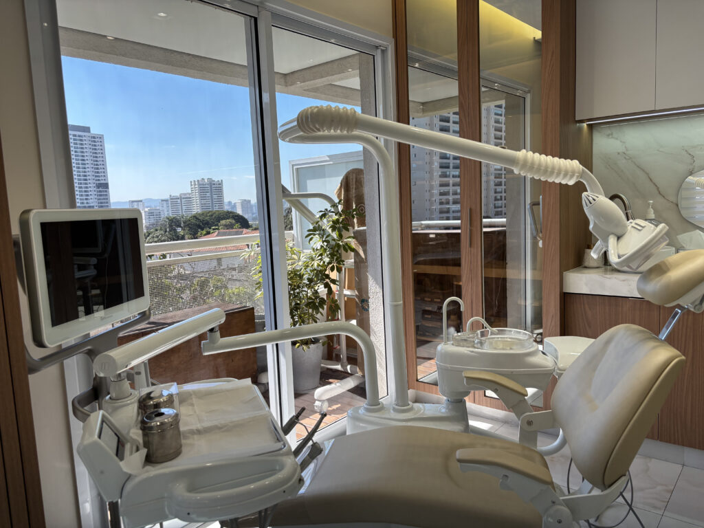 Imagem da cadeira odontológica no consultório do Dr. Daniel Fernandes, localizado na Vila Leopoldina